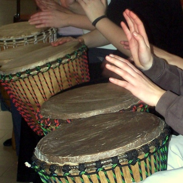 Initiation des enfants aux percussions